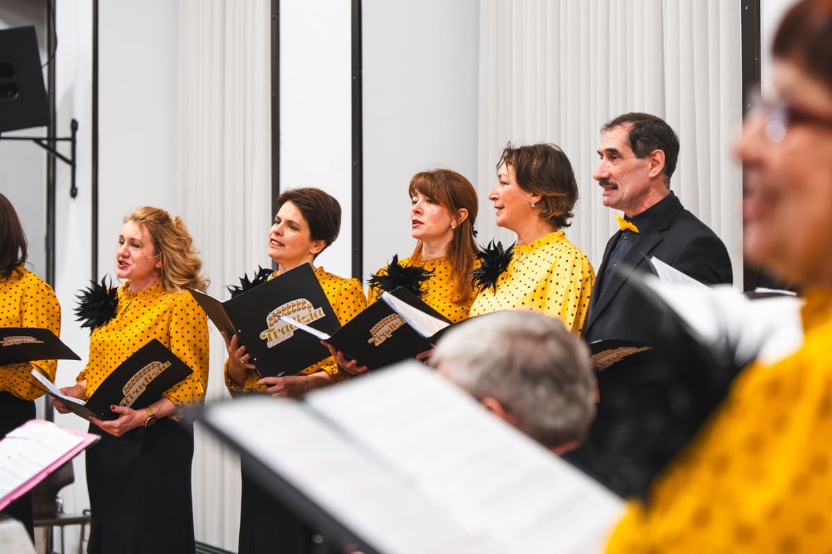 Chormitglieder singen